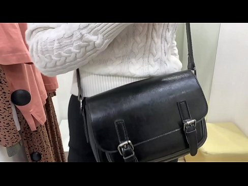 ❤️ Masturbazzjoni pubblika tal-kelba żagħżugħa FeralBerry b'dildo fil-kamra tal-armar ️❌ Video tal-ħakk f'mt.befuck-net.ru ❌️❤